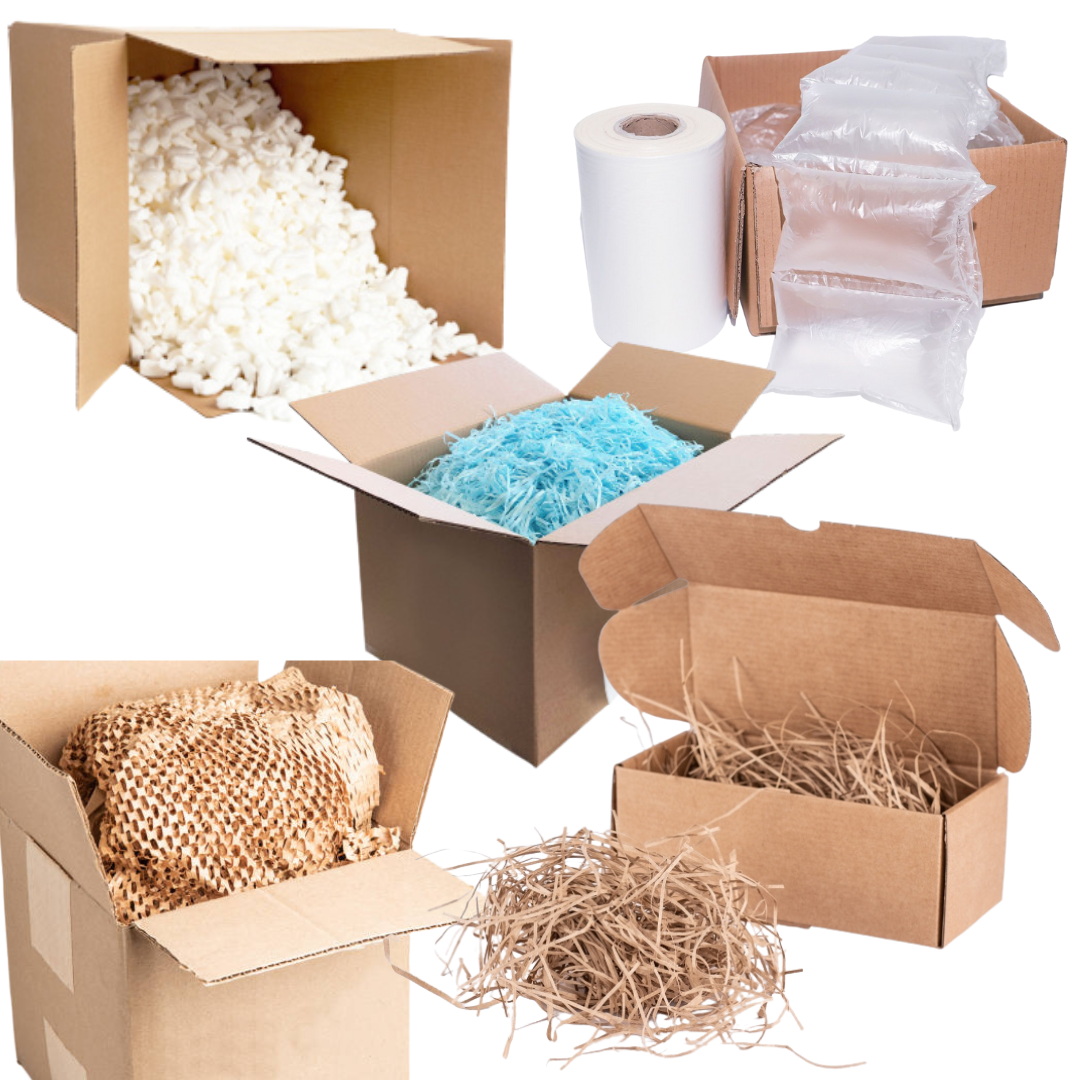Kartoninės dėžės su įvairiomis pakuotės medžiagomis, įskaitant burbulinę plėvelę, žalią plastikinį pakavimo strypelį, tualetinį popierių, kartoną su putų granulėmis, audinio gabalą ir popierių.