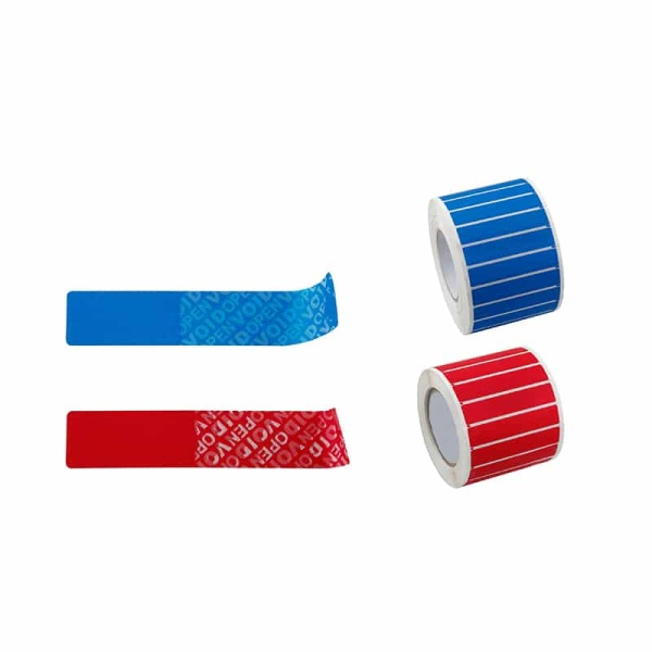 Mėlynos ir raudonos spalvos lipnios juostos ritinėliai su raštais, išdėstyti ant balto fono.