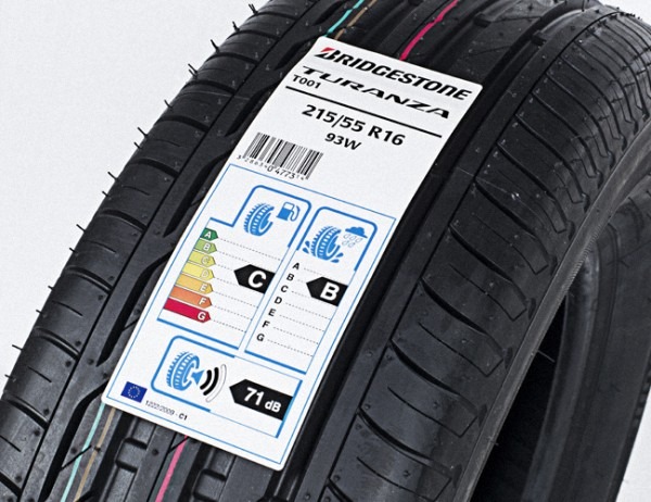 Padangos etiketė su techninės informacijos žymėmis ant Bridgestone padangos šono.