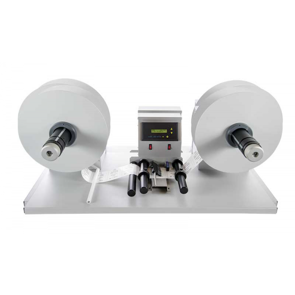 Etiketų spausdinimo ir rišimo mašina su dviem dideliais ritiniais ir centrinės spausdintuvo dalies su popieriaus juosta.