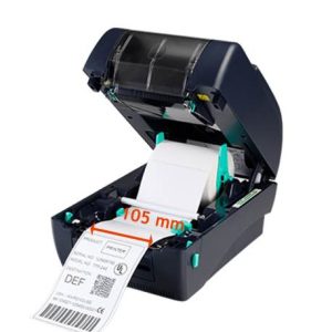 Atidarytas etikečių spausdintuvas su įdėta balta etikečių role ir išspausdinta etikete, matmenys nurodyti kaip 105 mm.
