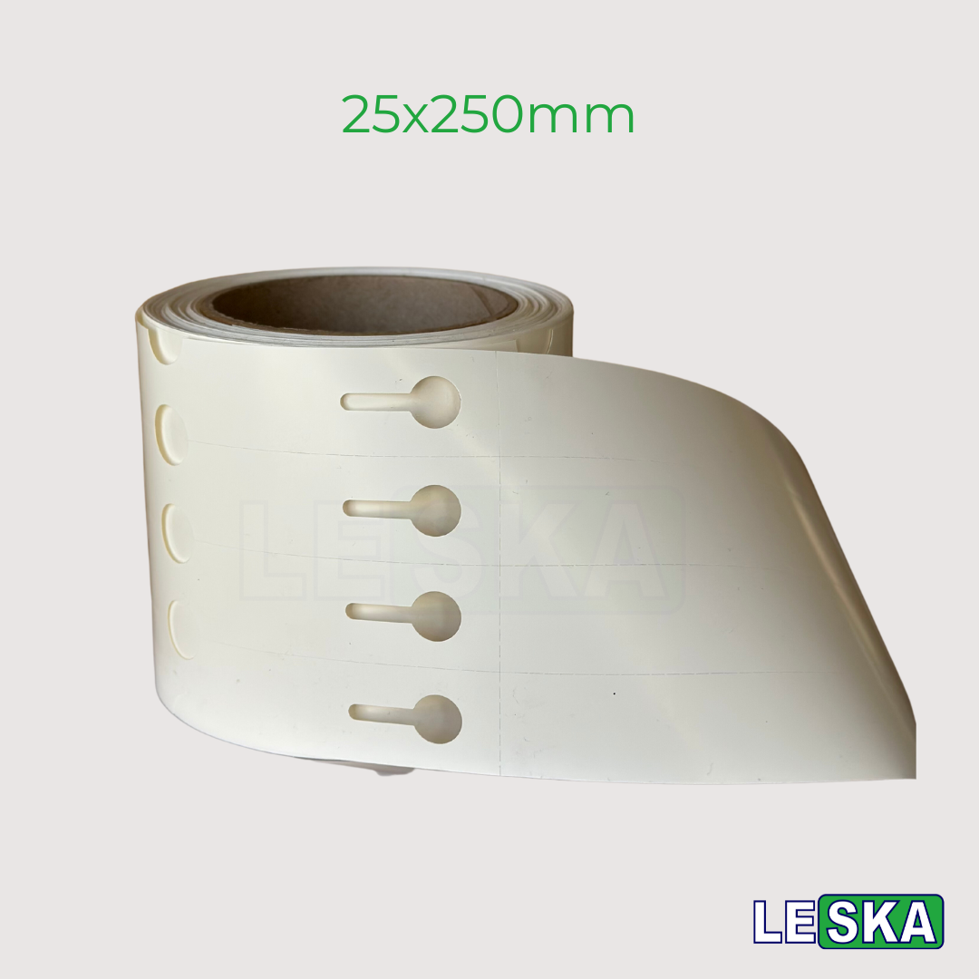 Balta plastikinė juosta su iškirptais skylių eilėmis, sukurta tvirtinti etiketes, matmenimis 25x250mm, su užrašu 