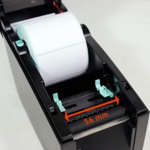 Čekio spausdintuvo vidus su įdėta popieriaus ritininė ir matmenų žymėjimas 56 mm.