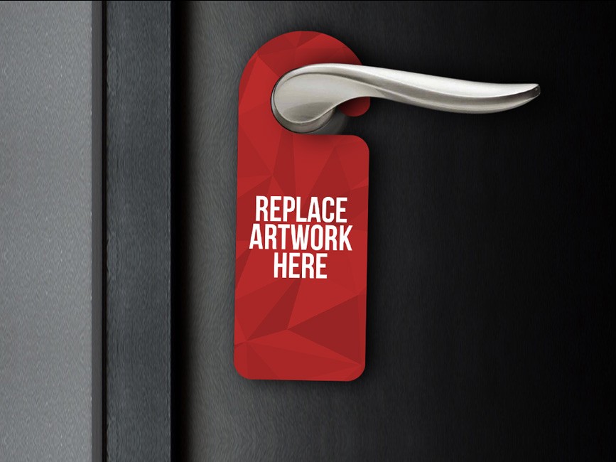 Raudona reklaminė durų pakabuka ant juodos durų su metaline rankena, su užrašu 
