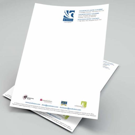 Balta popieriaus lapų krūva su įmonių logotipais apačioje.