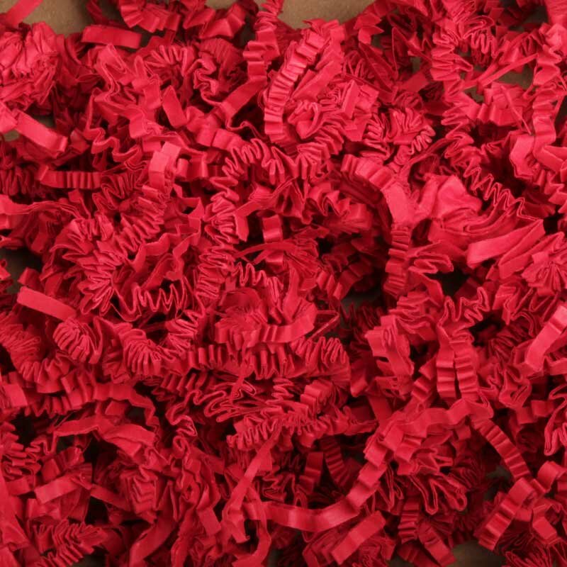 Raudonos spalvos susuktas popierius ar dekoratyvinis pakavimo pluoštas.